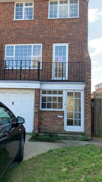 Queen Guest House Gillingham  Exterior photo